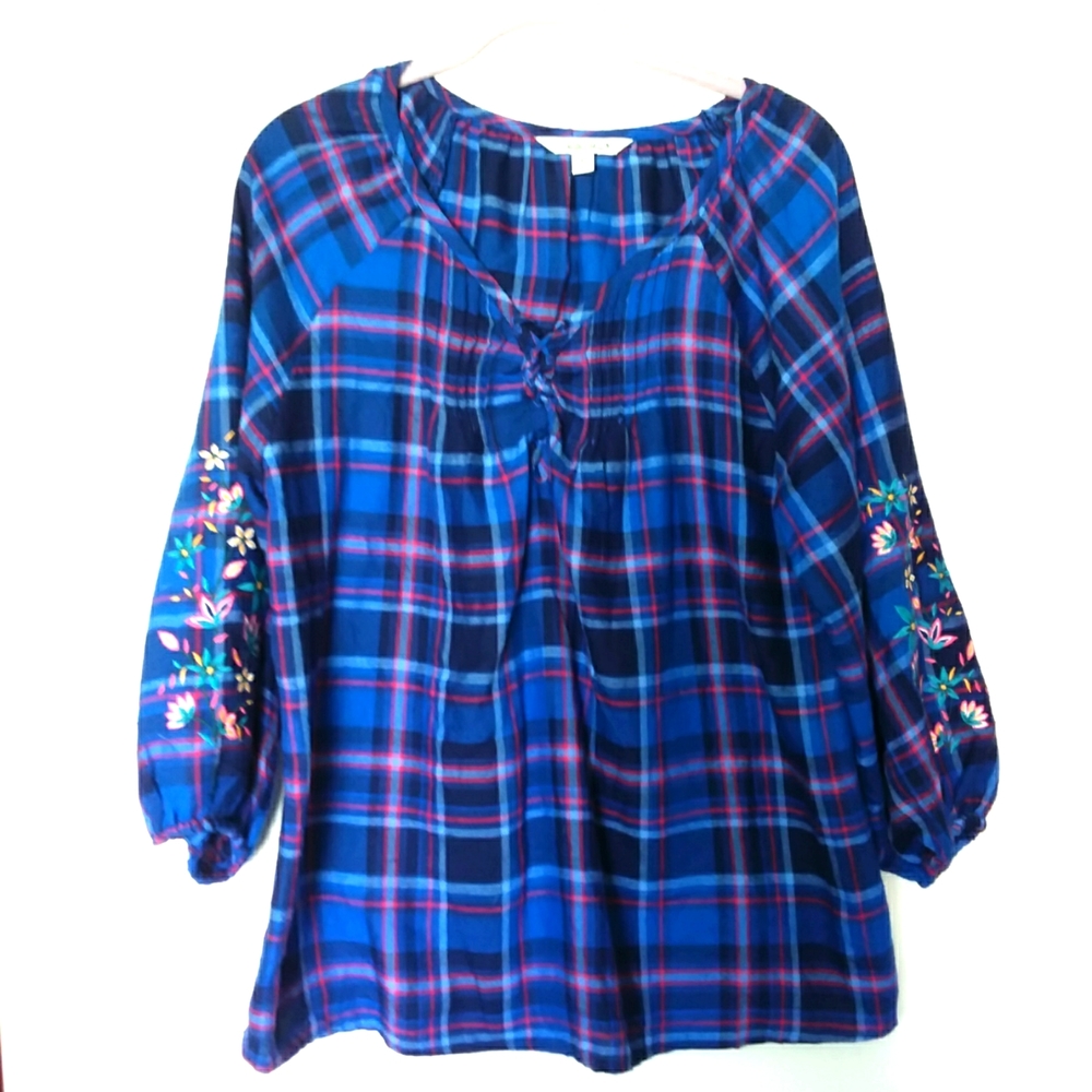 THE PIONEER WOMAN top in size medium.